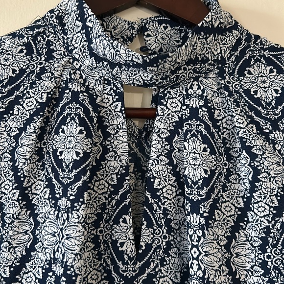 Beautiful floral sleeveless blouse, size medium - Picture 3 of 9